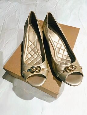 NWOB - 👠RARE Cole Haan Leather w/Gold Emblem Peep-Toe; 2" Wedge; Tan/Beige; 9B